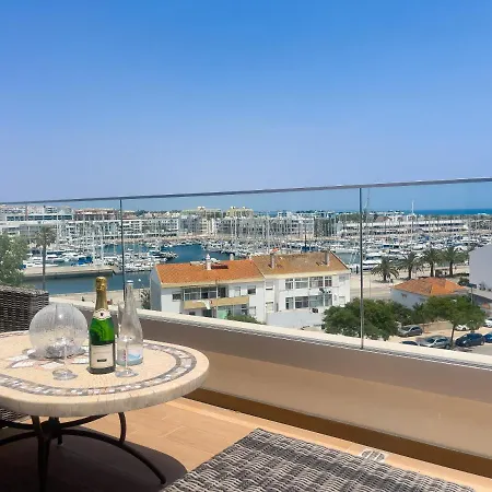 아파트 Penthouse By The Marina *