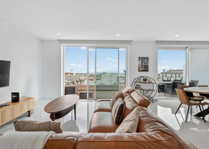 아파트 Penthouse By The Marina *