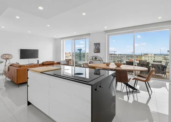 Penthouse By The Marina
